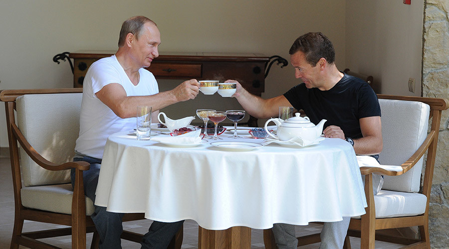 Un esprit sain dans un corps sain : Poutine et Medvedev poussent de la fonte (VIDEO)