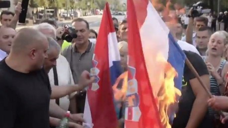 Les radicaux serbes brûlent le drapeau croate