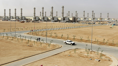 Une voiture passe devant des gisements de pétrole, au Sud de Riyad.