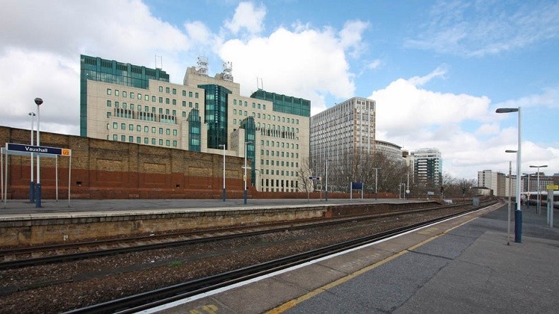 L'espion britannique retrouvé mort dans un sac enquêtait sur Bill Clinton au grand dam du MI-6