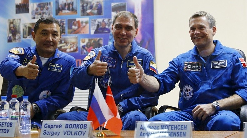 Après un voyage prolongé pour éviter les débris spatiaux, les trois cosmonautes ont rejoint l'ISS