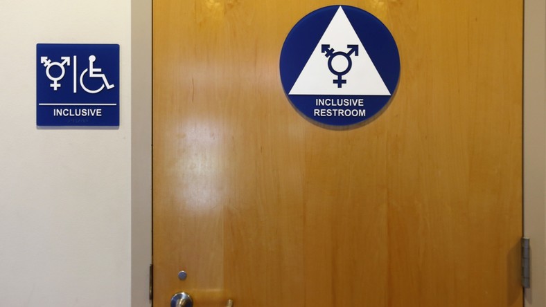 Des toilettes pour tous : une école californienne se met aux toilettes unisexes