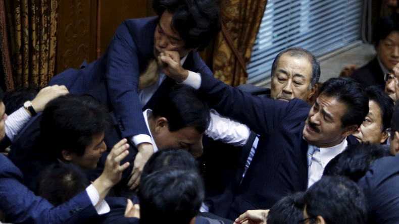 Echauffourées dans le Parlement japonais suite à l’approbation de lois militaires controversées