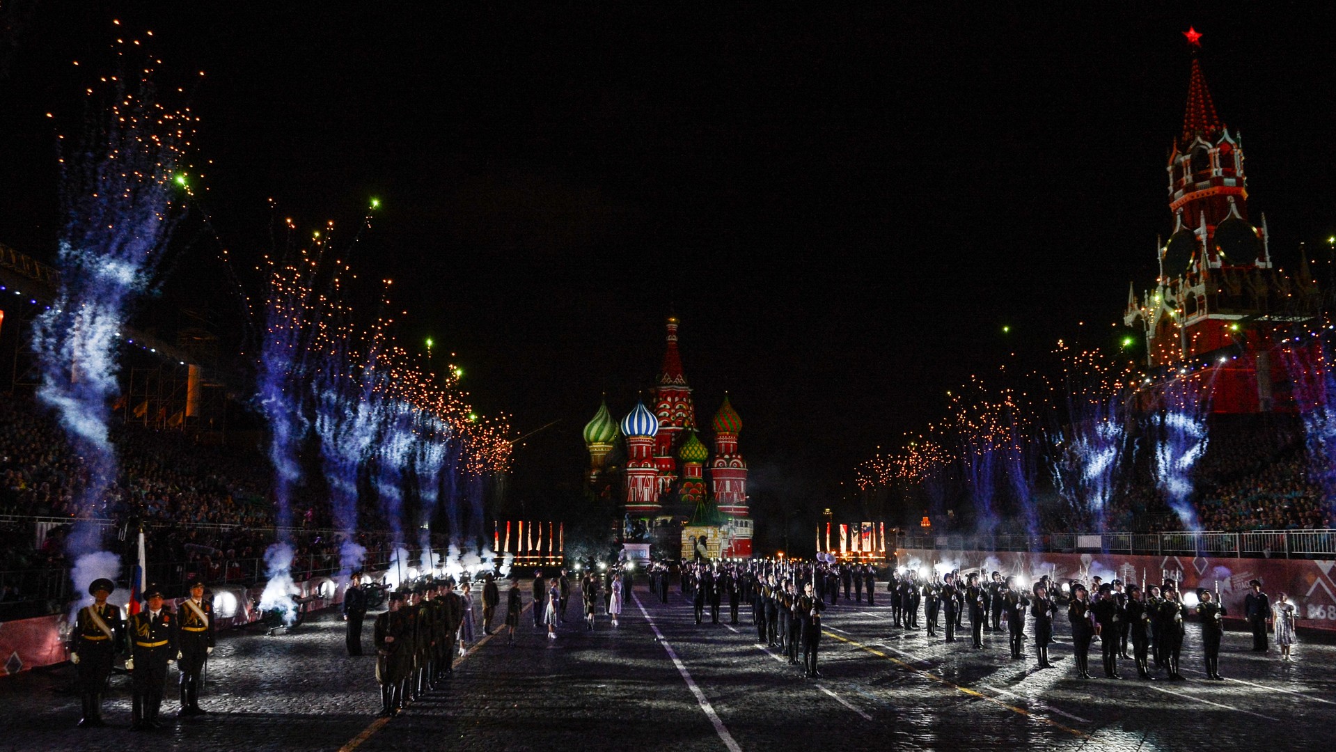 Pour la 868ème anniversaire, Moscou a vu un festival international de musique militaire. Les meilleures orchestres et fanfares militaires russes mais aussi étrangères, des groupes folkloriques et les gardes d'honneurs de chefs d'Etat y ont participé.