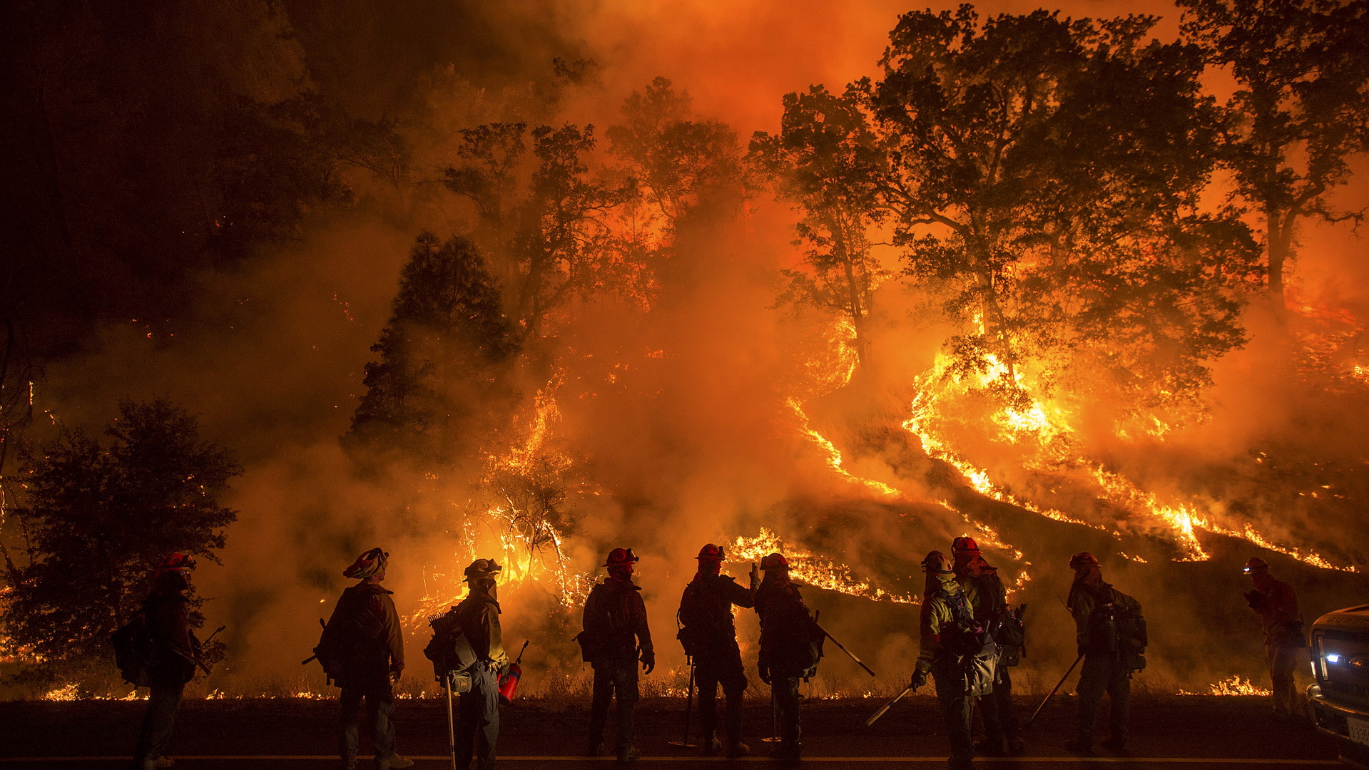 De grands incendies de forêt en Californie ont tué une personne alors que les pompiers ont bien du mal à lutter contre le feu qui gagne du terrain. Les photos montrent des forêts en feu et des maisons complètement détruites par le feu dévastateur.