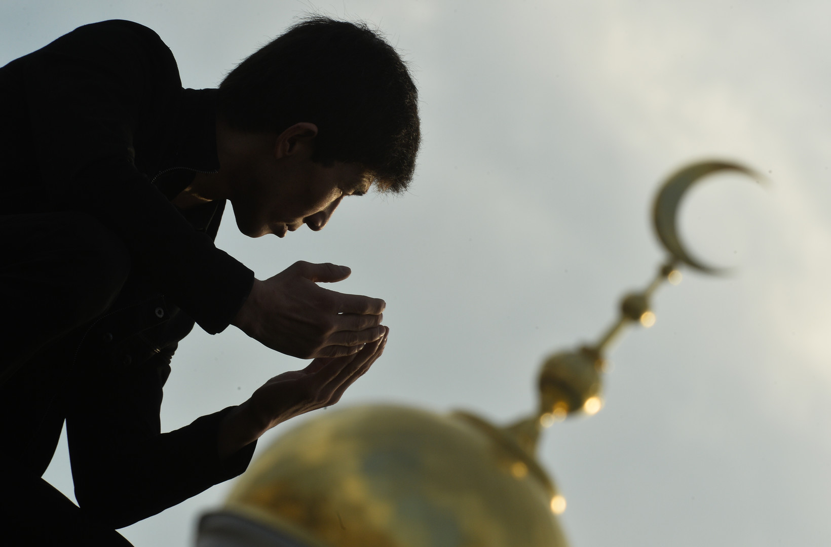 Un jeune musulman devant la grande mosquée de Moscou