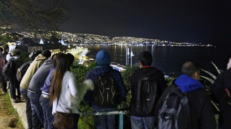 Des habitants rassemblés sur la colline de Cerro Baron  à Valparaiso après l'alerte au tsunami.