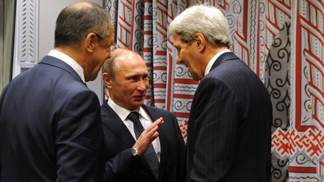 Le président russe Vladimir Poutine avec le ministre russe des Affaires étrangères Sergueï Lavrov et son homologue américain John Kerry