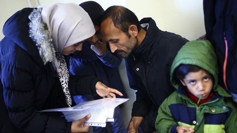 L'Allemagne traduit sa constitution en arabe pour aider les réfugiés à s'intégrer dans la société