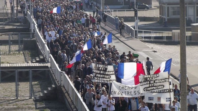 Les «Calaisiens en colère» défient leur maire et manifestent sans son accord contre les immigrés