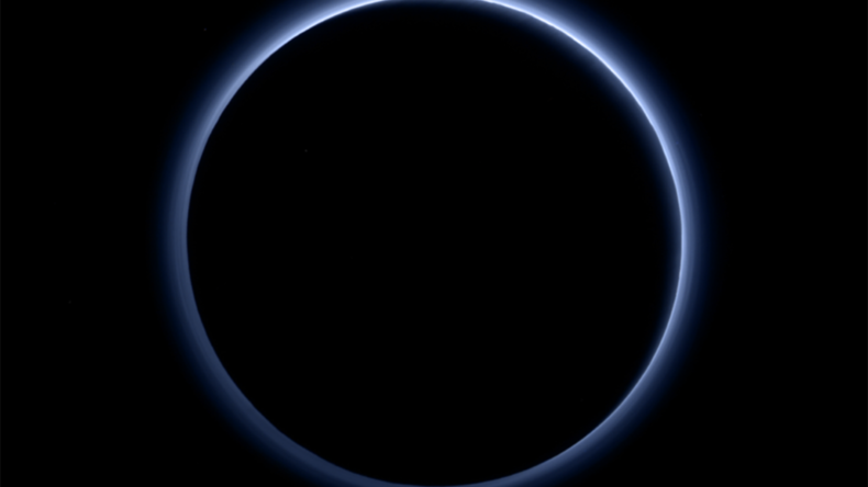 La Nasa annonce avoir trouvé un ciel bleu et de l’eau glacée sur Pluton