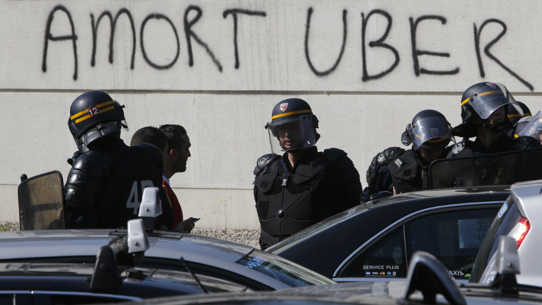 Paris : des chauffeurs Uber en colère contre la baisse des prix rassemblés Porte Maillot