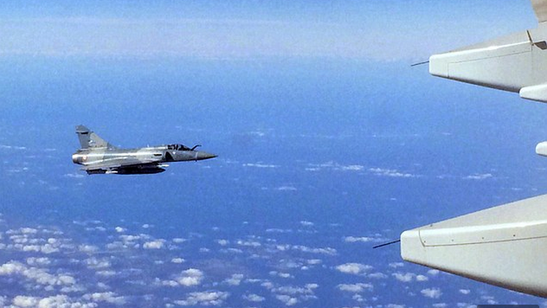 Un Rafale français intercepte un avion de ligne britannique, les passagers en panique