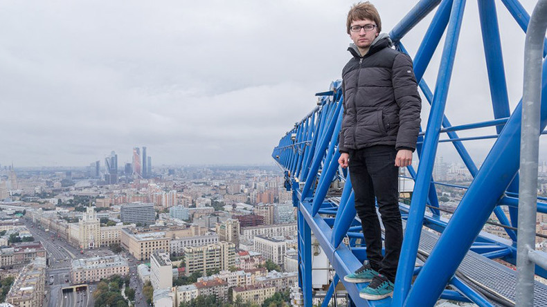 Ce rooftopper est prêt à risquer gros pour prendre des photos depuis les plus hauts toits de Russie