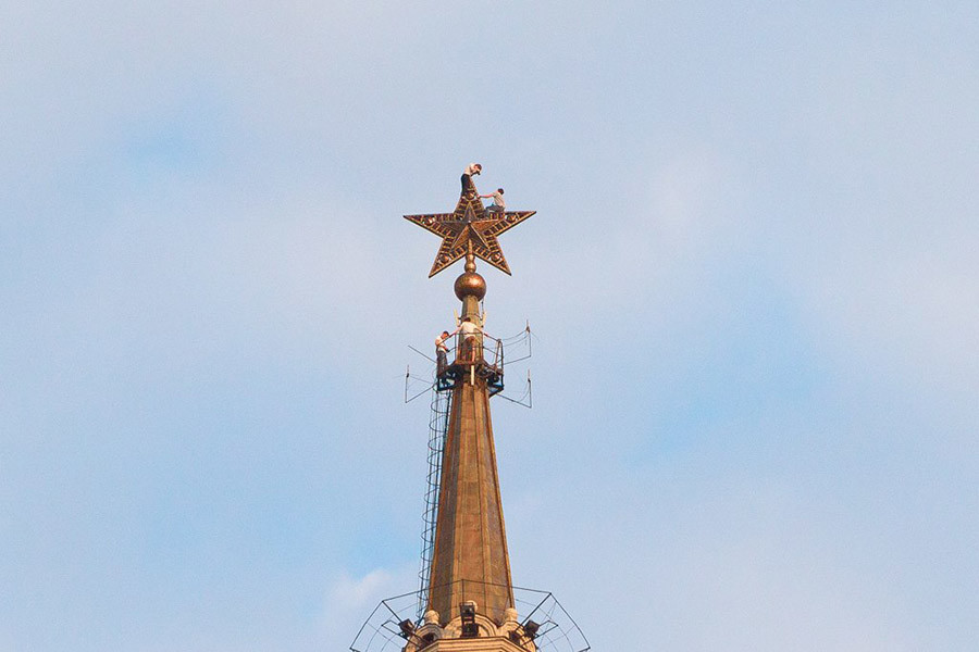 Ce rooftopper est prêt à risquer gros pour prendre des photos depuis les plus hauts toits de Russie