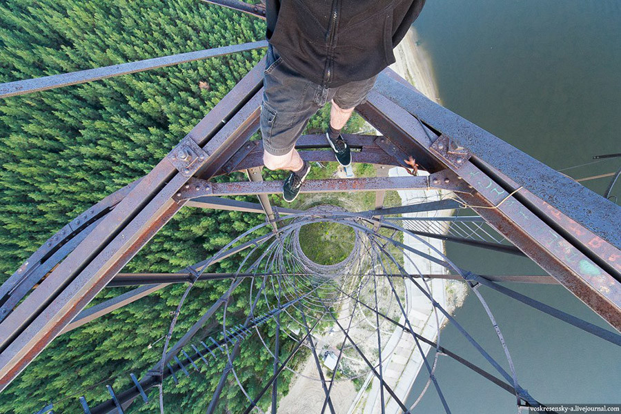 Ce rooftopper est prêt à risquer gros pour prendre des photos depuis les plus hauts toits de Russie