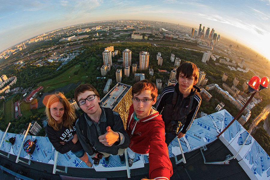 Ce rooftopper est prêt à risquer gros pour prendre des photos depuis les plus hauts toits de Russie
