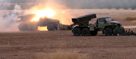 L'armée syrienne bombarde les positions de Daesh au sol