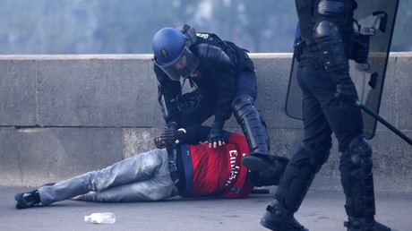 Un supporter parisien maîtrisé par les forces de l'ordre
