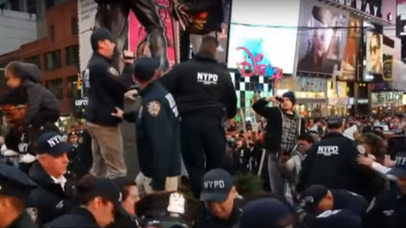 New York : une manifestation contre la brutalité policière a mal tourné pour ses participants 