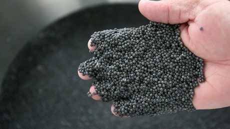 Le caviar, surtout le noir, est un mêt rare et cher. 