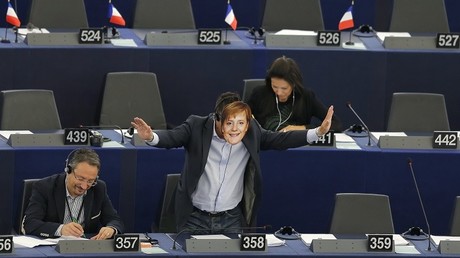 Gianluca Buonanno avait déjà arboré un masque d'Angela Merkel au Parlement européen en septembre dernier.