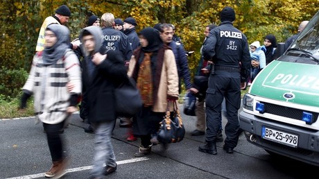 Des policiers allemands contrôlent le passage des migrants à la frontière autrichienne à Passau.