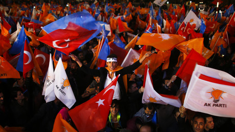 Les partisans de l'AKP, le parti au pouvoir, lors d'une réunion à Ankara après les législatives  