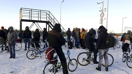 Des réfugiés à vélo à proximité du checkpoint de la frontière russo-norvégienne 
