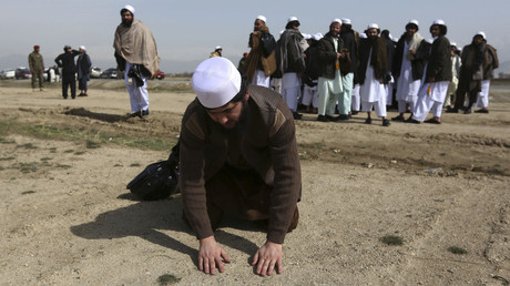 Prisonniers afghans en train de prier