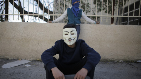 Un jeune palestinien porte un masque Anonymous 