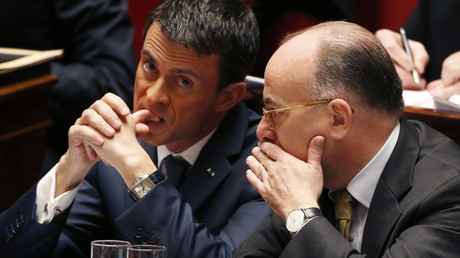 Le Premier ministre français Manuel Valls et le ministre de l'Intérieur Bernard Cazneuve pendant les débats à l'Assemblée Nationale 