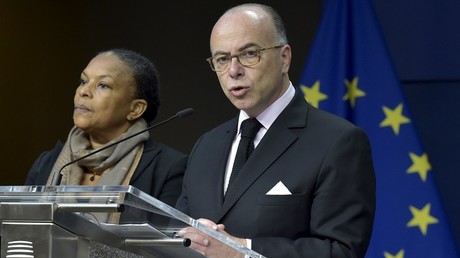Bernard Cazeneuve aux côtés de Christiane Taubira lors de la réunion des ministres de la Justice et de l'Intérieur européens à Bruxelles le 20 novembre 2015.