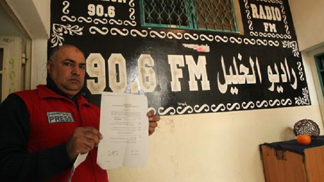 Un journaliste de la radio Al-Khalil proteste à la sortie des locaux.