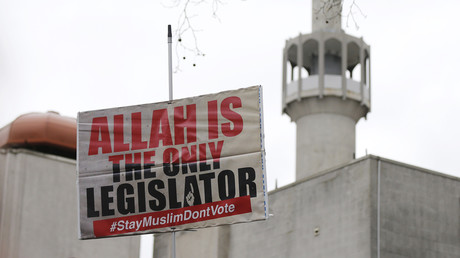 Affiche appelant au boycott des élections devant une mosquée de Londres en avril dernier 