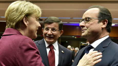 Le Premier ministre turc en compagnie de François Hollande et Angela Merkel, ce soir à Bruxelles