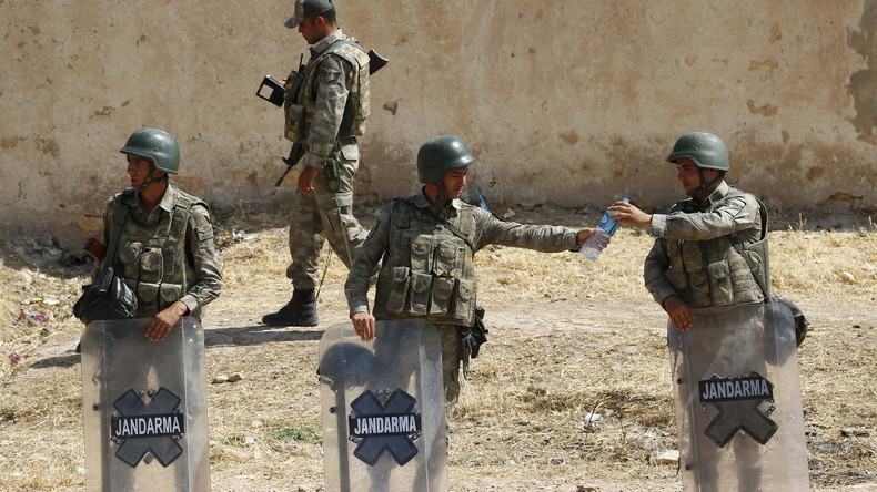 La Turquie refuse de bloquer sa frontière avec la Syrie