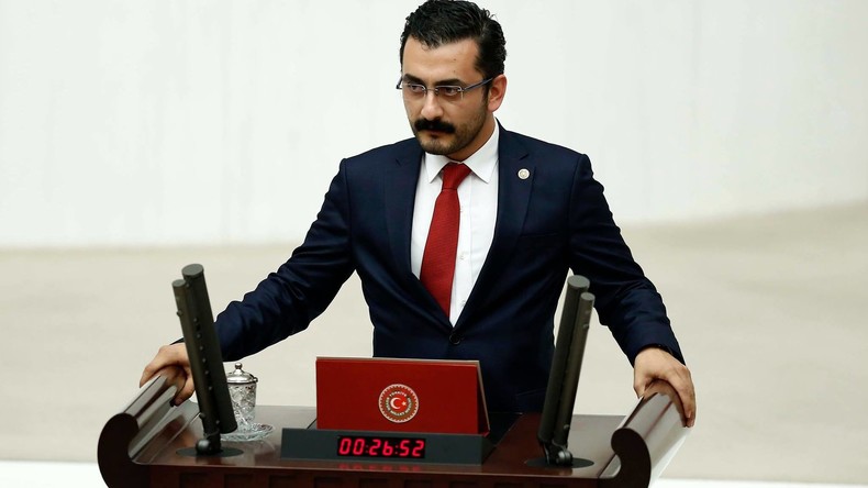 Accusé de trahison pour avoir confié à RT que Daesh faisait transiter du gaz sarin par la Turquie