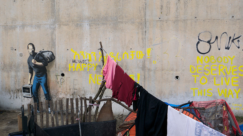 Les migrants de Calais gagnent leur vie avec le graffiti de Steve Jobs dessiné par Banksy (VIDEO)