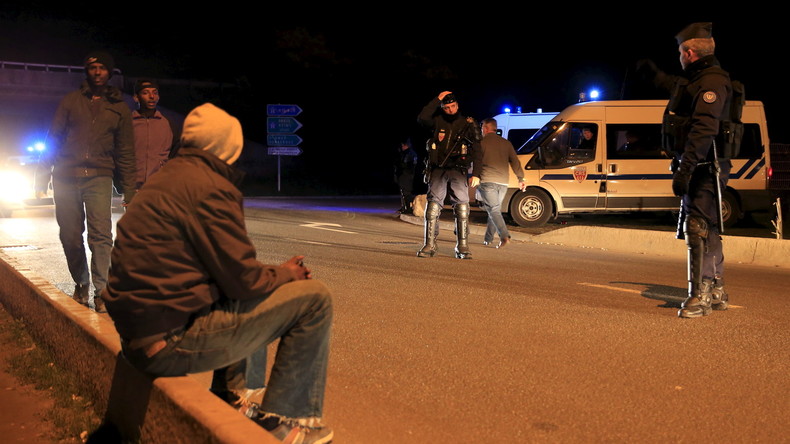 «Une zone de guerre» : à Calais, les camionneurs ont peur pour leur vie face aux réfugiés en colère