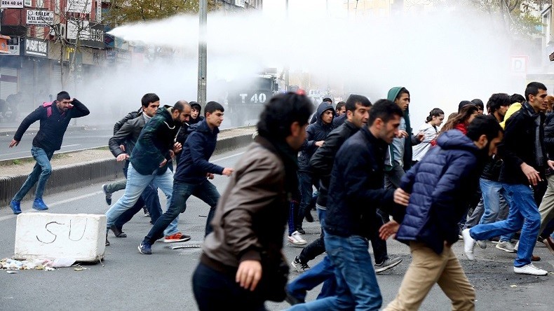 Turquie : gaz lacrymogène et canons à eau contre des manifestants kurdes (VIDEOS, PHOTOS)