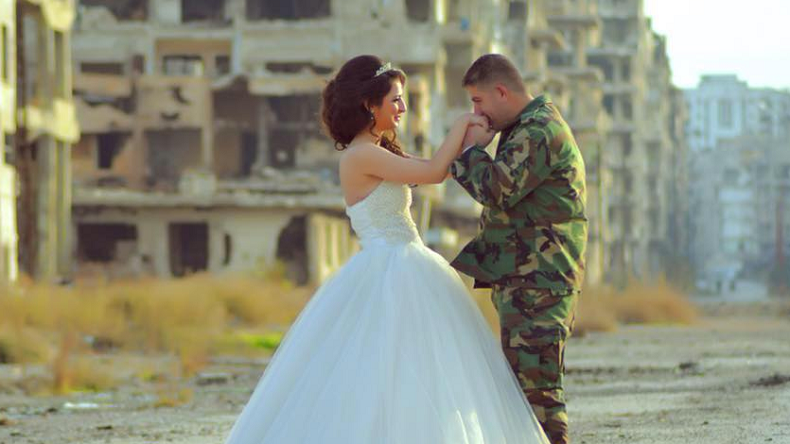 «La vie continue» : les photos émouvantes d'un mariage en plein coeur de Homs dévastée
