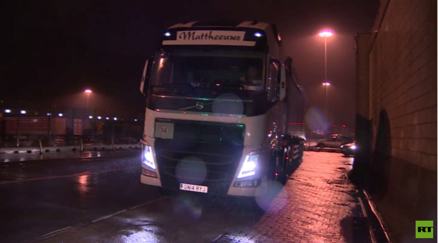 «Une zone de guerre» : à Calais, les camionneurs ont peur pour leur vie face aux réfugiés en colère