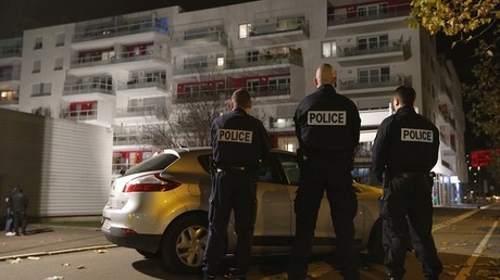 La police française s'apprête à perquisitionner un immeuble, en banlieue de Strasbourg