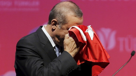 Le président Erdogan embrassant le drapeau turc