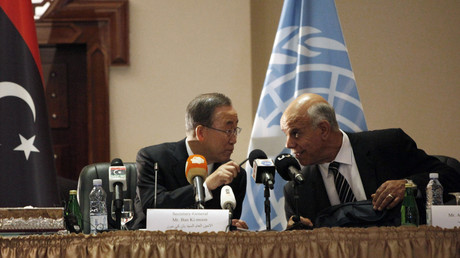Le secrétaire général des Nations Unies, Ban Ki-moon, en discussion avec le Premier vice-président du Parlement de Tobrouk, le seul reconnu par la communauté internationale, à Tripoli, en Octobre 2014