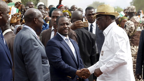 Guillaume Soro serre la main du président ivoirien Alassane Ouattara le 25 juillet 2015