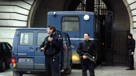 Des fondamentalistes musulmans arrivent au palais de justice de Paris sous lourde escorte policière dans le cadre du procès des attentats de 1995. 
