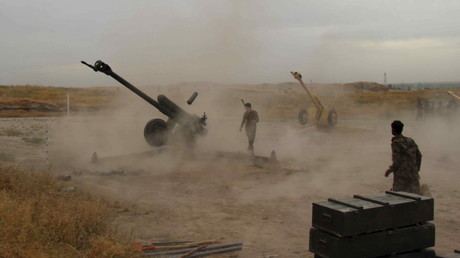 Tirs d'artilleries de l'armée afghan pendant la bataille pour reprendre la ville de Kunduz sous le contrôle des talibans le 29 avril 2015