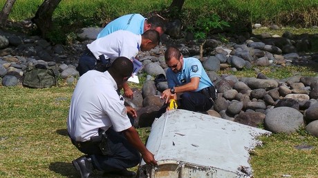 Des gendarmes français analysent un morceau d'aile retrouvé à La Réunion, appartenant probablement au Boeing de la Malaysian Airlines